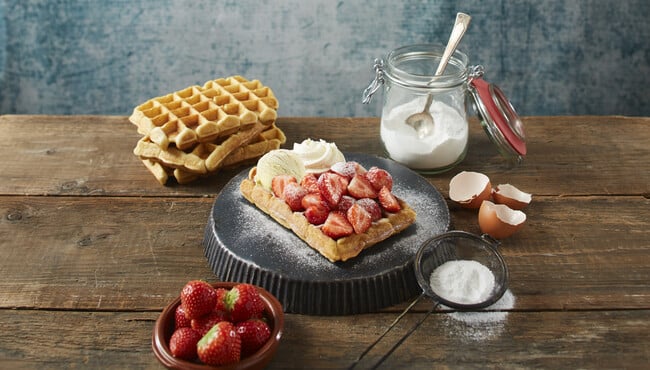 wafel met aardbeien ijs en slagroom