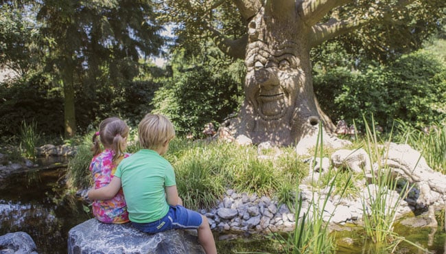 Twee kindjes luisteren naar de Sprookjesboom.