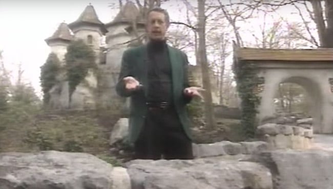 Ton van de Ven, oud Creatief Directeur van de Efteling, bij het kasteel van Doornroosje.