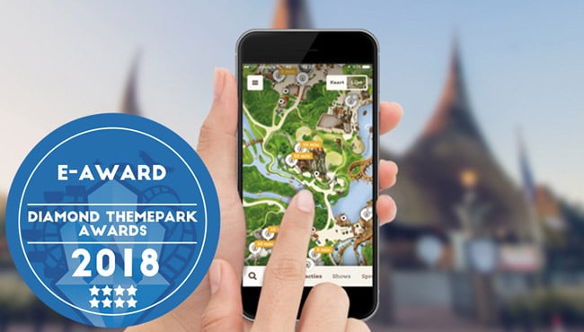 Iemand die de Efteling App bedient, met de button van E-award.