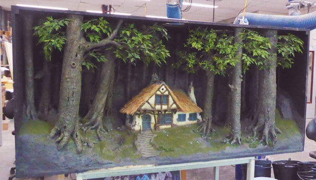 Een diorama van het huisje uit het sprookje Sneeuwwitje en de Zeven dwergen.
