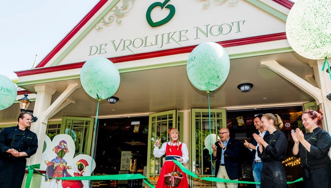 Roodkapje opent La Place-restaurant De Vrolijke Noot in de Efteling.