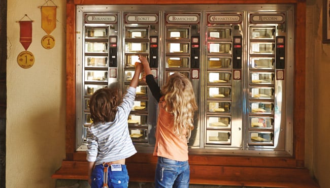 Kinderen bij snackmuur De Steenbok