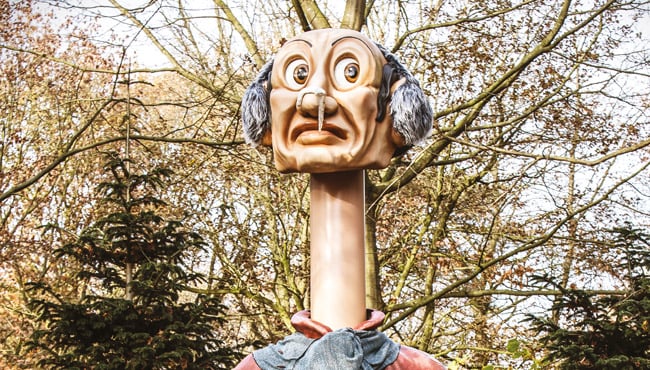 Langnek met oorwarmers op.