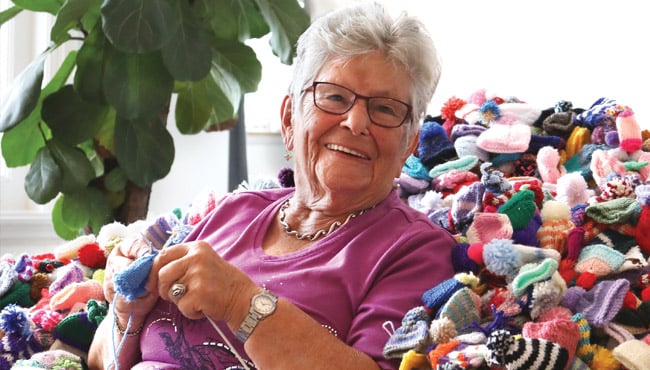 Mevrouw is aan het breien