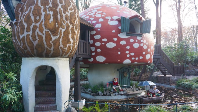 Het Kabouterdorp in het Sprookjesbos, met een kabouter in een bootje.