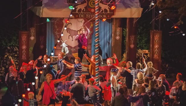 Iedere vrijdag- en zaterdagavond in juli en augustus is het extra gezellig in de Efteling tijdens het Negen Pleinen Festijn.