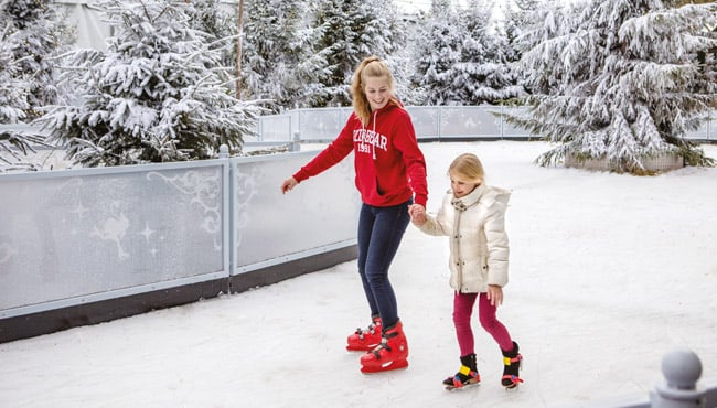 Je kunt binnen en buiten schaatsen op de schaatsbaan van het IJspaleis