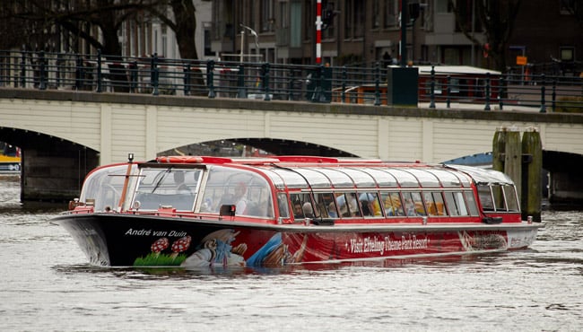 Efteling rondvaartboot vaart door de grachten van Amsterdam