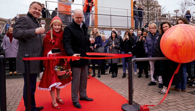 Efteling rondvaartboot vaart door de grachten van Amsterdam