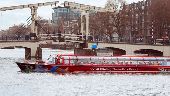 Efteling rondvaartboot vaart door de grachten van Amsterdam