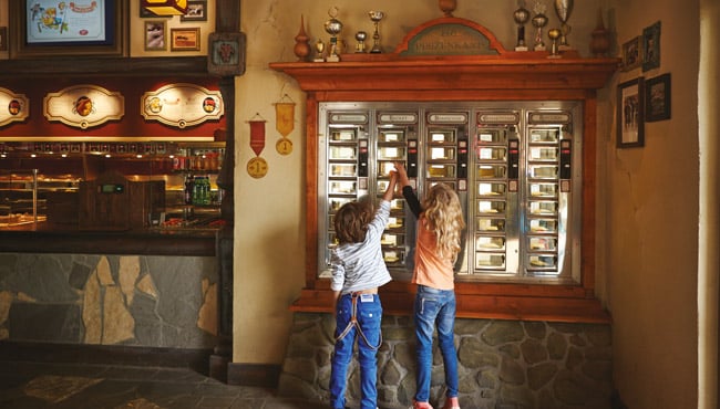 Kinderen bij de snackmuur in de Steenbok