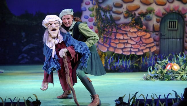 Scene uit Efteling-musical met prachtig decor
