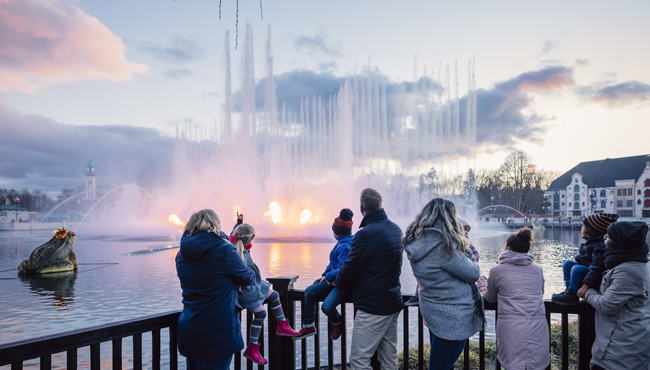 Gezin kijkt naar watershow Aquanura