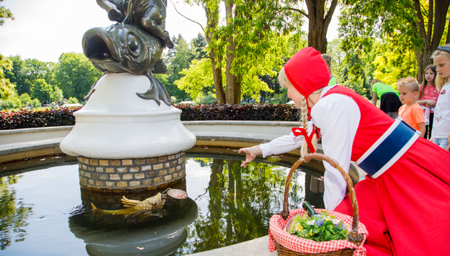 Roodkapje bij de Wensbron in de Efteling