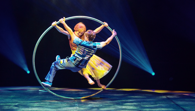 Oscar en Eva dansen in hoepel.