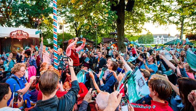 Jürgen Freilich, de voorzitter van Bobslee-vereniging de Steenbok, nam op het Steenbok Plein in stijl afscheid van de attractie. Natuurlijk zong hij ook het speciale afscheidsnummer ‘BOB’. Afscheidsfeest Bob op het Steenbok Plein