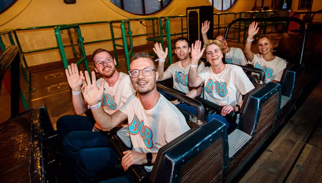 Zes medewerkers mochten de allerlaatste rit maken na sluitingstijd van het attractiepark. 6 medewerkers maken de laatste rit in de Bob