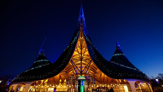 Hoofdentree van de Efteling in het donker