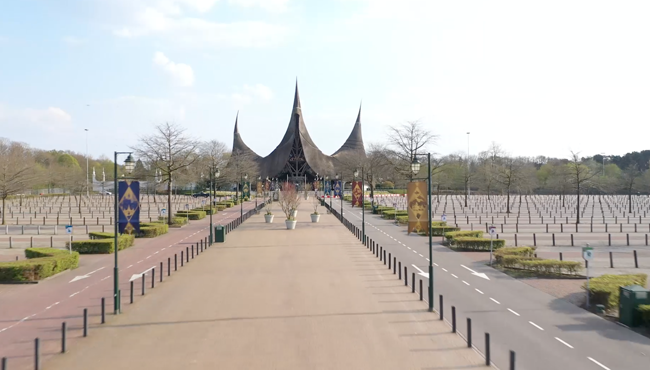 Dronebeeld van de Hoofdentree van de Efteling.