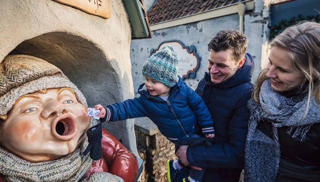 Gezin voert holle bolle gijs