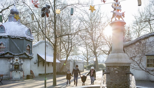 Gezin loopt in winter efteling
