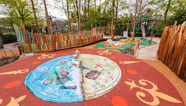Groot waterbed Speelbos Nest! met de Drakentoren op de achtergrond.