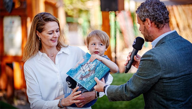 Remona en James de Hond ontvangen het boek 'De redders van Ruigrijk'.