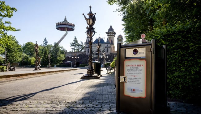 Donatiebakken voor plastic flesjes in de Efteling