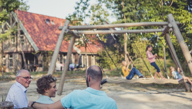 Extended family op speelplaats