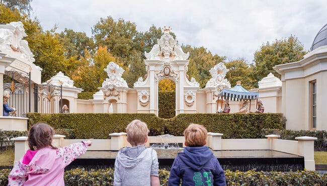 Kinderen kijken naar sprookje