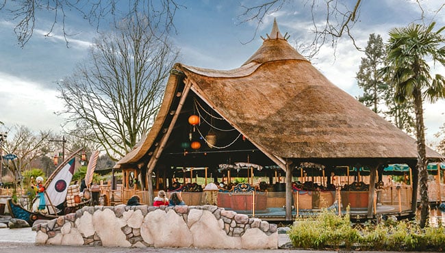 De nieuwe attractie Sirocco met de boot van Sindbad links in beeld.
