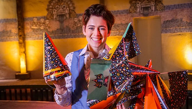 Medewerkers delen hoedjes uit