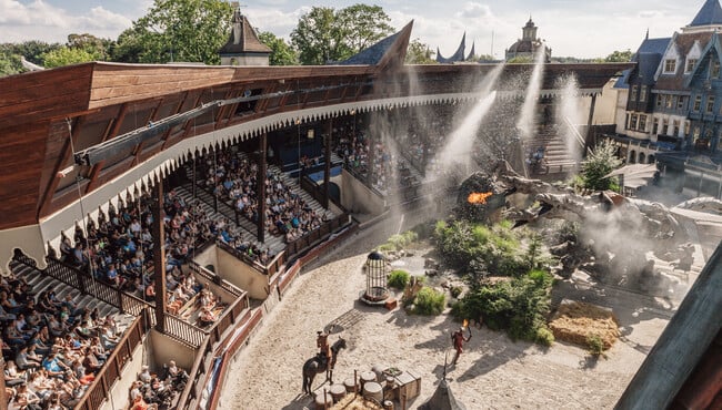 De arena van Parkshow Raveleijn in de Efteling