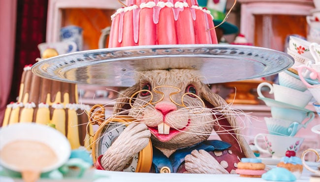 Het witte Konijn bij de feesttafel