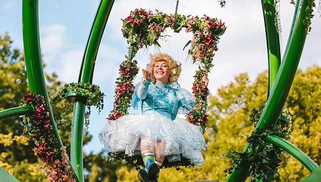 Elfje schommelt op het Ton van de Ven Plein