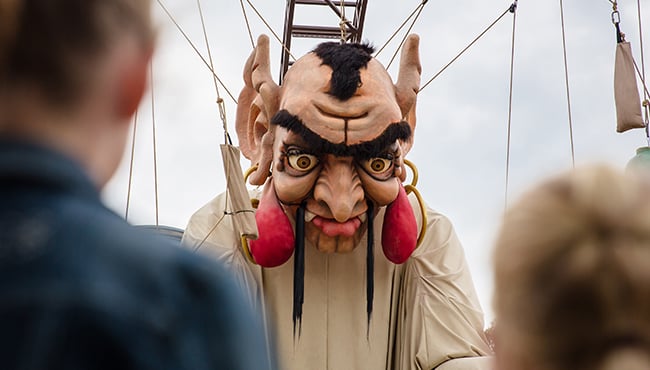 De Djinn op het Fata Morgana Plein bij 2 kinderen.