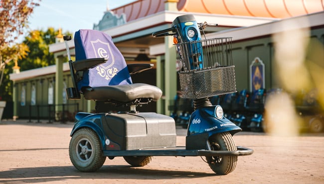 Scootmobiel die te huur is bij het nieuwe Efteling-servicegebouw