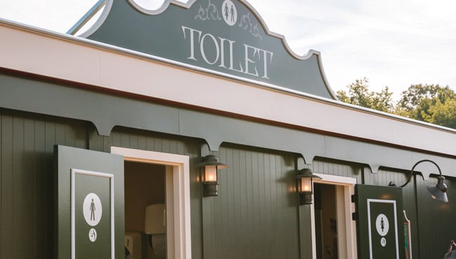 Het nieuwe toiletgebouw op de parkeerpromenade