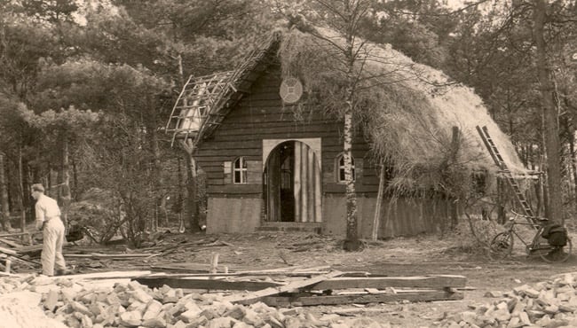 De houten blokhut werd verbouwd tot het huisje van Vrouw Holle, naar de schetsen van Anton Pieck