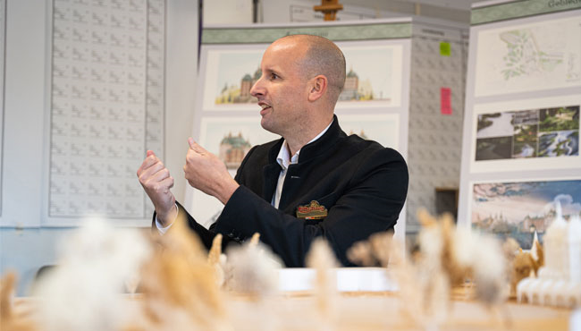 Team Lead Ontwerp, Sander de Bruijn, vertelt gepassioneerd over het concept en de architectuur van het Efteling Grand Hotel.