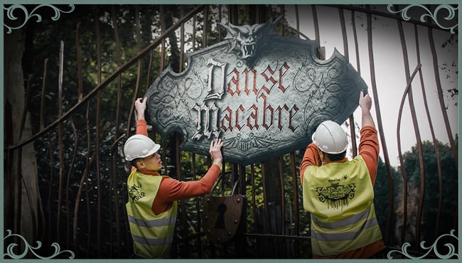 De plaatsing van het bord van Danse Macabre symboliseert de start van de bouw van de nieuwe attractie.