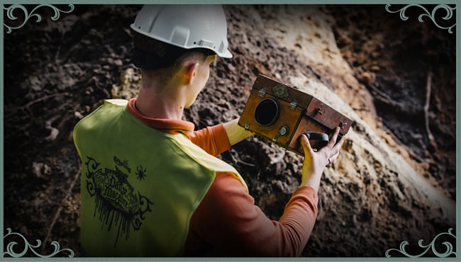 Op de bouwplaats is een oude videocamera gevonden. Wat heeft deze vondst te betekenen?