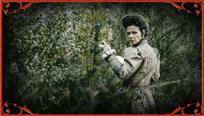 Virginie loopt het bos in