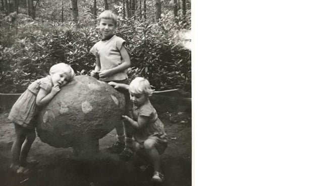 Kinderen bij muzikale paddenstoel in 1959