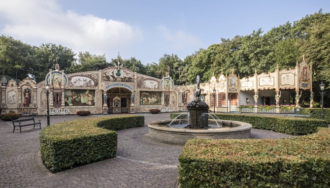 Carrousel Theater ligt aan de rechterkant van het Carrousel Paleis