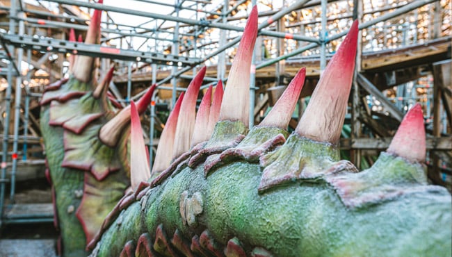 De draak is volledig opnieuw gedecoreerd door onze eigen Efteling-schilders en -decorateurs