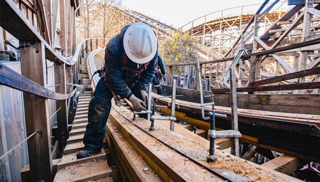 De rijstrips worden aangebracht op het iron wood