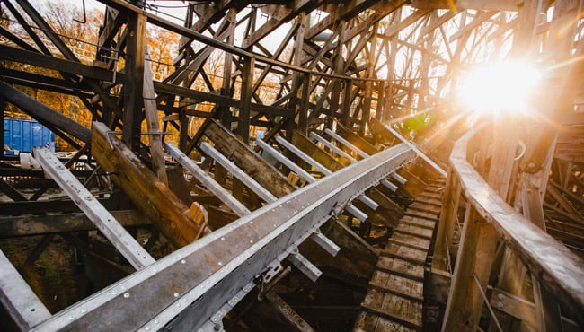 De stalen track wordt gemonteerd in de bocht aan de kant van de Python