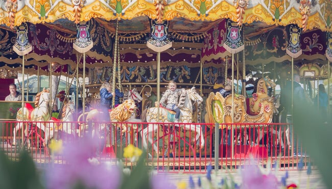 foto van draaimolen op het anton pieck plein